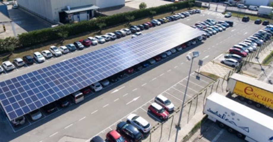 Marquesina solar fotovoltaica en aparcamiento parking sombra recarga de vehiculos eléctricos